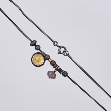 Collier i oxiderat silver & förgyllda detaljer, samt sten, längd ca 41,5cm, bredd ca 1-10mm, 925/1000 silver Vikt: 4,8 g