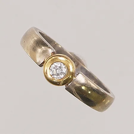 Ring, diamant ca 0,15ct, Ø17, bredd:6mm, vitguld, 18K 3,8g.