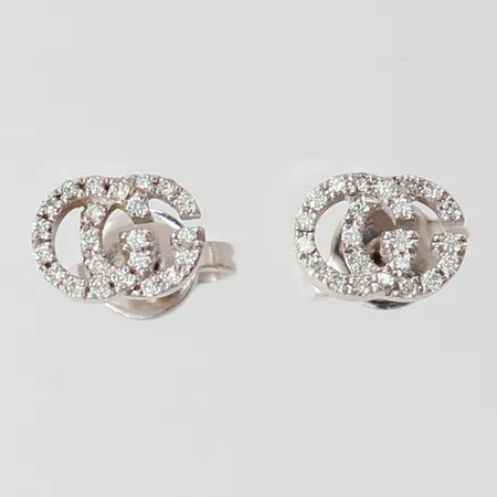 Ett par örhängen med diamanter ca 33 x 0,0025ct, ca 5x7mm, vitguld, 18K Vikt: 1,5 g