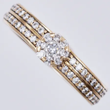 Ring med diamanter totalt ca 0,60ctv, stl: 18¼, bredd: ca 4-6mm, GHA, 18K Vikt: 7,4 g