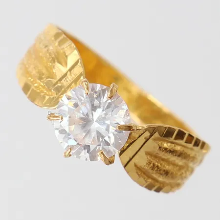 Ring med vit sten, stl: 18, bredd 3-8mm, skev, 21K.  Vikt: 2,7 g