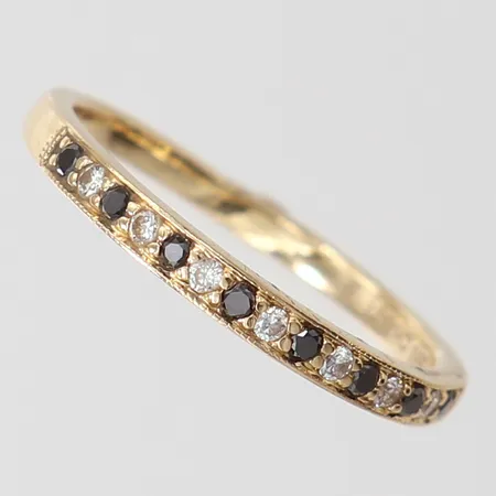 Ring med svarta och vita stenar, stl: 17¼, bredd 1,8-2,3mm, lagad, 14K.  Vikt: 2 g