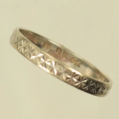 Ring med mönster, stl 19½, bredd 3mm, sliten, 18K, 2,3g Vikt: 2,3 g