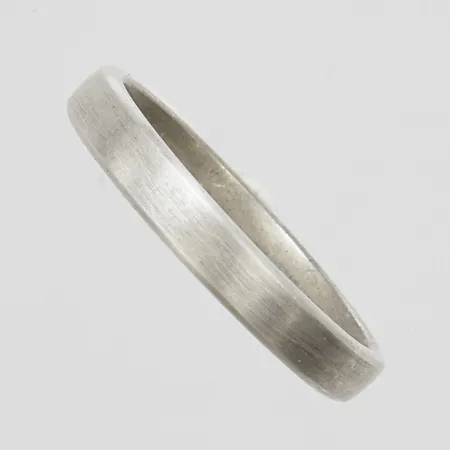 Ring, stl 16½, bredd 3mm, gravyr, 935/1000 silver Vikt: 2,4 g