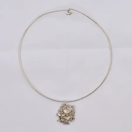 Stelt collier, Ø 13cm, hänge 27x36mm, ostämplat, silver  Vikt: 23,3 g