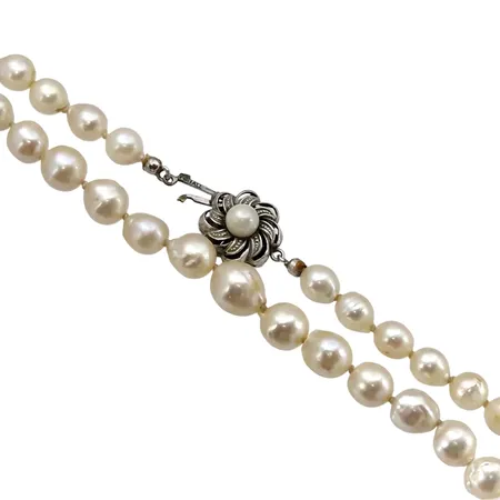 Pärlcollier, odlade pärlor Ø 6 - 8,5 mm, blåvitrosa ton, god lyster, lås i silver 835/1000, låsets diameter 14 mm, en låsdel i metall, collierets längd 46,5 cm, defekt lås, går ej att knäppa