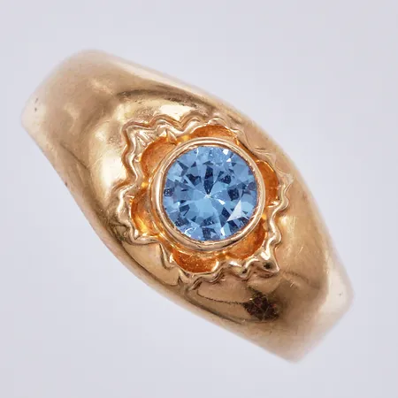 Ring med blå sten, stl: 15¾, bredd: ca 4-8mm, 18K Vikt: 2,1 g