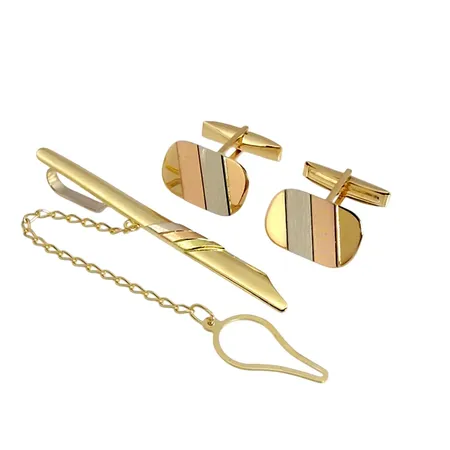 SET - Slipshållare och Manschettknappar, 18K guld, slipsnål längd 55 mm, manschettknappar 11x18 mm, fint skick Vikt: 13,1 g