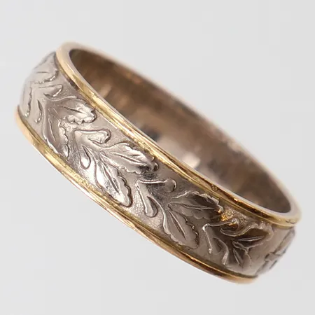 Ring med dekor, stl: 18, bredd 5,5mm, gravyr, tvåfärgat 18K.  Vikt: 6,1 g
