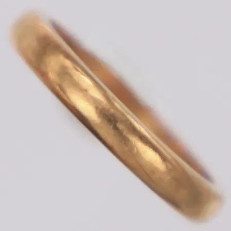 Ring, stl 15¾, bredd 2,8mm, gravyr, 18K  Vikt: 3,3 g