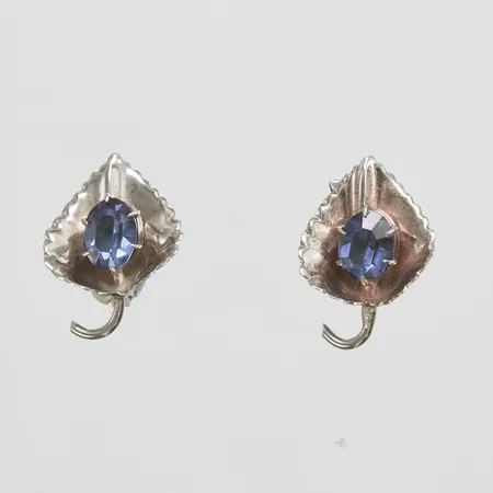 Ett par örhängen, blått glas, längd ca 21,5mm, bredd 15mm, clips, Ballou & Co, år 1934, 925/1000 silver Vikt: 4,8 g