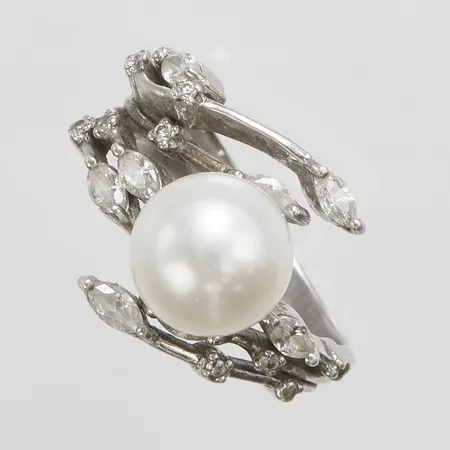 Ring, vita stenar, odlad sötvattenpärla, stl 17¾, bredd 2,5-15mm, 925/1000 silver Vikt: 5,4 g