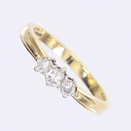 Ring med dia totalt 0,25ctv enligt gravyr, stl 17¼, bredd 2-3mm, 18K Vikt: 2,8 g
