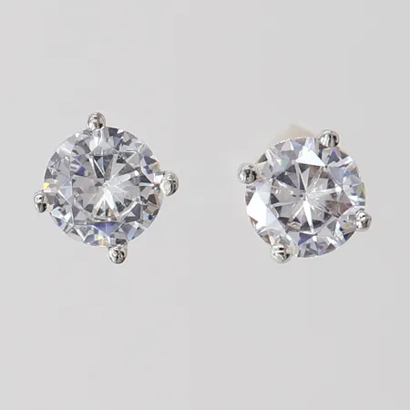 Ett par örhängen med vita stenar, Ø6mm, silver 925/1000.  Vikt: 1,3 g