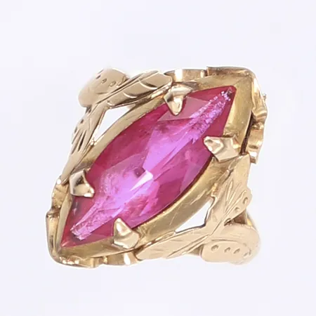 Ring med rosa sten, stl 16¾, bredd 2-20mm, sten något lös i fattning, 18K Bruttovikt: 3,2g Vikt: 3,2 g