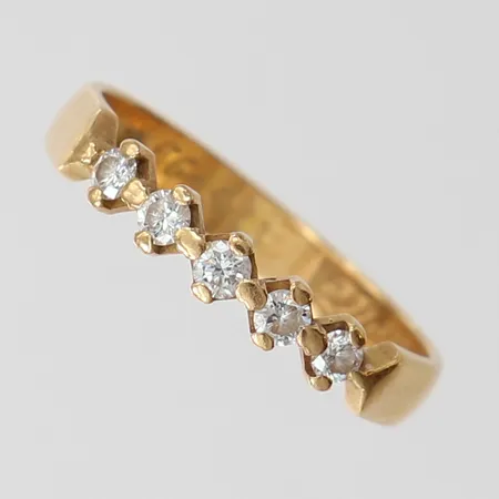 Ring med diamanter 5xca0,04ct, stl 16, bredd 3mm, gravyr. 18K  Vikt: 1,9 g
