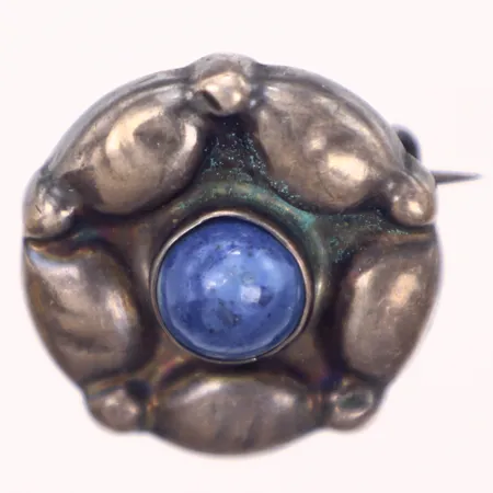 Brosch med blå sten, Ø23,7mm, jugend omkring år 1900, CC Christensen, Randers, Danmark, sten något lös, silver 830/1000 Vikt: 4,6 g