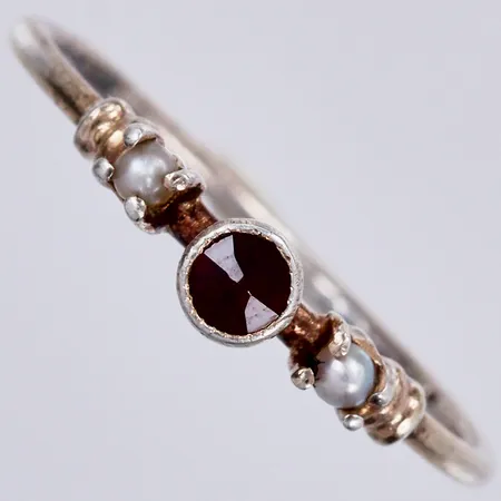 Ring med röd sten och plast pärlor, stl. 17, bredd: ca 1-4mm, silver, 830/1000 Vikt: 1 g