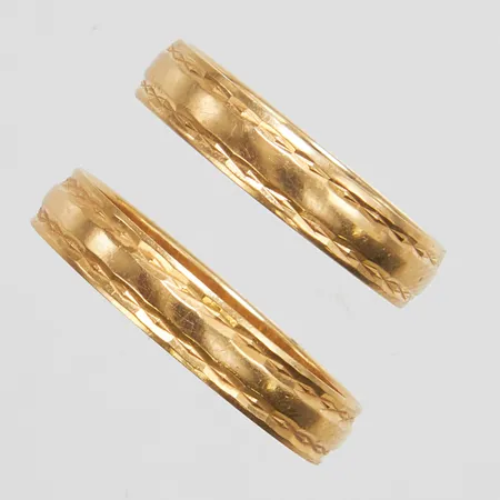 Två ringar, stl 15½-16½, bredd 3,5mm, gravyrer, 18K Vikt: 3,4 g