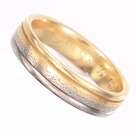 Ring, stl 18½, bredd 5mm, gravyr, vitguld/rödguld 18K Vikt: 6,5 g