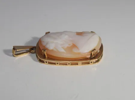  Hänge camé längd 3,5 cm bredd 2 cm, 18k Vikt: 4,7 g