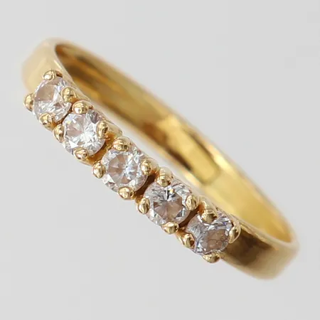 Ring med vita stenar, stl 19¼, bredd 3mm, GHA. 18K  Vikt: 1,1 g