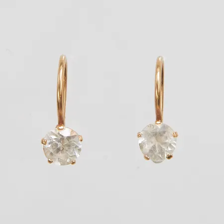Ett par örhängen, vita stenar, längd ca 13,5mm, bredd 0,7-5,5mm, 14K, bruttovikt: 1,0g.