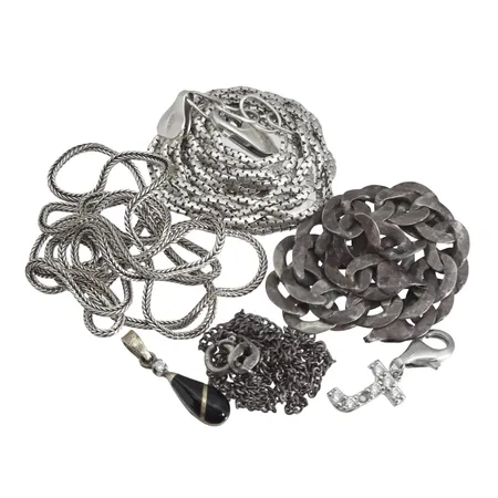 Diverse smycken, silver, defekter och slitage Vikt: 27 g