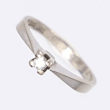 Ring med diamant 1x 0,06ct enl. gravyr, stl 15½, bredd 2-3mm, personlig gravyr, vitguld 18K Vikt: 2,3 g