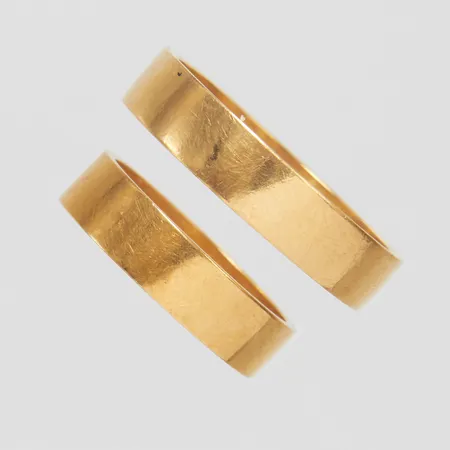 Två ringar, släta, stl 18-21½, bredd, 5mm, repiga, gravyrer, 18K Vikt: 11,7 g
