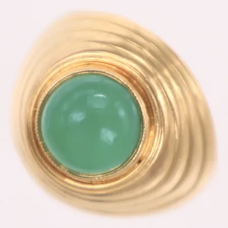 Ring med grön cabochonslipad sten, stl 14¾, bredd 2,1-14,9mm, 18K Vikt: 3,6 g