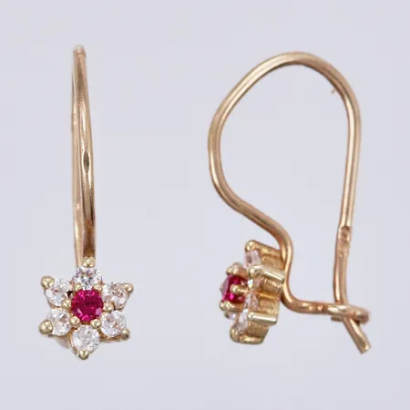 Ett par örhängen med röd/vita stenar, längd: ca 1,6cm, bredd: ca 1-5mm, 14K Vikt: 1,1 g