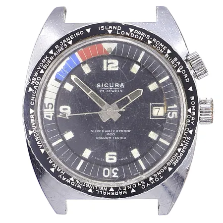 Herrur Sicura, Ø38mm, manuell, datum, cal SIC 48 (EB 8021N), vitmetall, påtagligt slitage, repigt plexiglas, inre vridring fungerar ej, yttre vridring sliten, saknar band och bandstift, tickar men ej testad för tidshållning Vikt: 0 g