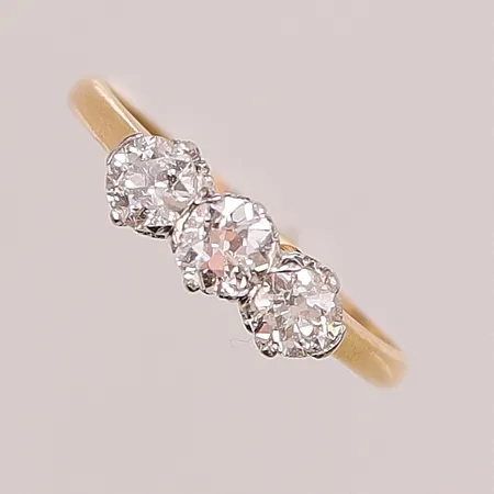 Ring med diamanter 1 x ca. 0,27ct (naggad), samt 2 x ca. 0,23ct, Ø17¼, bredd: 1,4-4,8mm, 18K 2,1g.