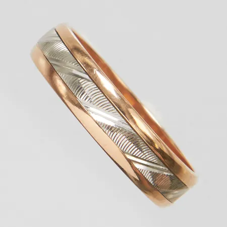 Ring, stl 17½, bredd 4,5mm, tvåfärgad, 14K Vikt: 2,6 g