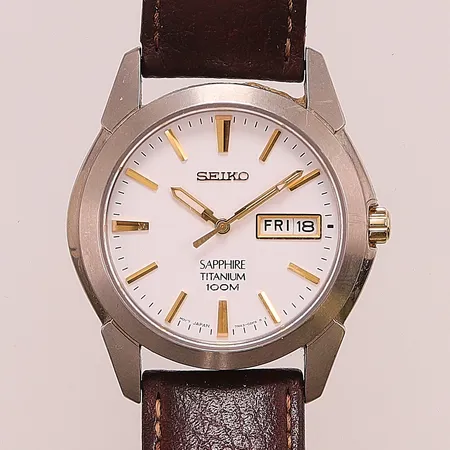 Herrur Seiko Sapphire Titanium, 100M Quartz, går ej, dag&datum, nr 472608 med läderband. Vikt: 0 g