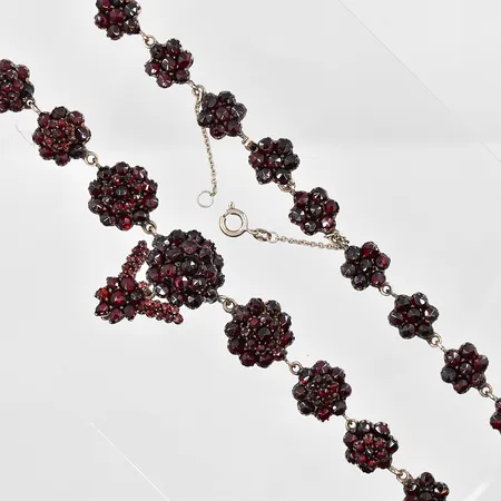 Collier med löst hänge, troligen granater, 49cm, metall