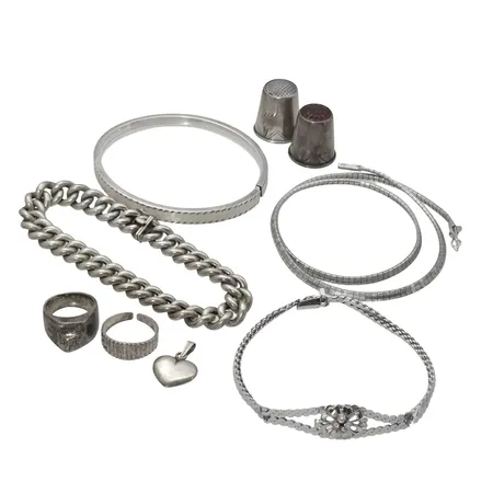 Silverföremål, smycken & fingerborgar, bl.a. Halskedja, längd 42,5 cm, bredd 3 mm, Armband, vita stenar, längd 19 cm, någon del med slitage, gravyr förekommer  Vikt: 78,4 g