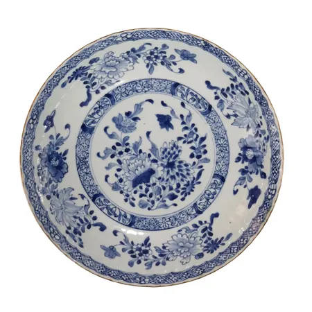 Skålfat, Kina, Kangxi, porslin, Ø28,5 cm, höjd 5,5 cm, räfflat brätte, konturerad kant, vikt omkring 820 gram, lätt slitage, fint bruksskick