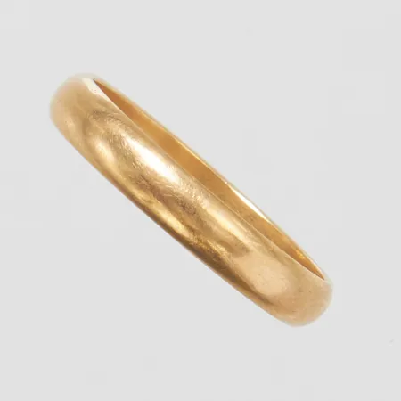 Ring slät, stl 19, bredd 3,5mm, repig, 18K Vikt: 3,8 g