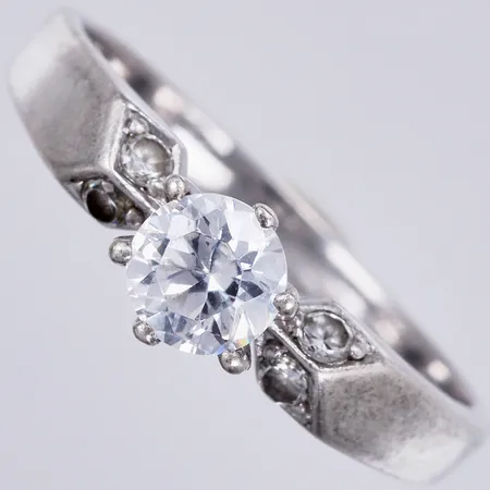 Ring med vita stenar, stl. 19, bredd: ca 2-6mm, silver, 925/1000 Vikt: 2,9 g