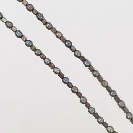 Collier med pärlor, längd: 42,5cm, bredd: 3mm, bruksslitage, 925/1000 silver, bruttovikt: 8,94g. 