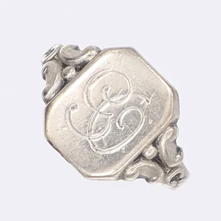 Klackring med monogram, stl 17½, bredd 2-13mm, hårt bruksslitage, gravyr, silver 830/1000 Vikt: 4,2 g