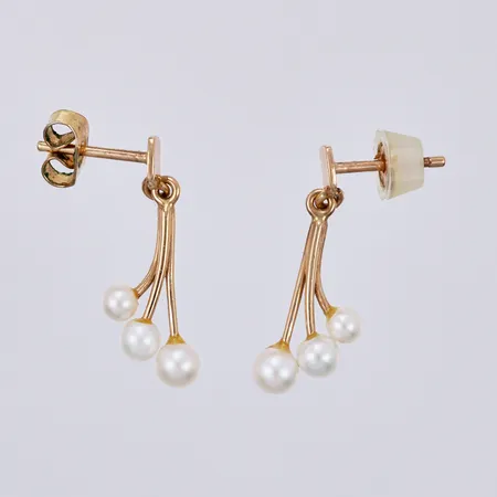 Ett par örhängen med odlade pärlor, längd: ca 2cm, bredd: ca 2-8mm, udda stoppers, 18K Vikt: 1,3 g