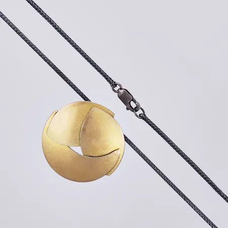 Kedja i oxiderat silver, längd ca 60cm, bredd ca 2mm, förgyllt hänge Ø 34mm, 925/1000 silver Vikt: 14,2 g