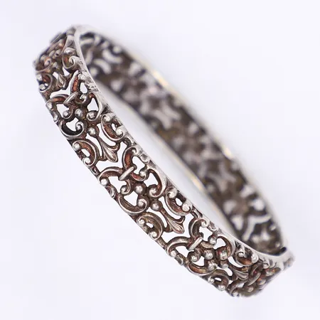 Armband, genombruten dekor, ca 50x60mm internt, bredd 11mm, importstämplat, smärre slitage, silver 830/1000 Vikt: 22,8 g