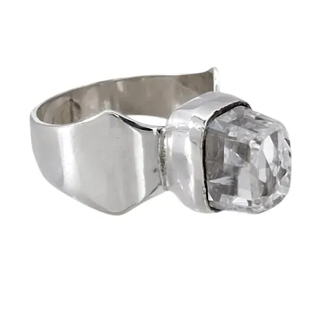 Ring, silver 835/1000, Bergkristall 6x8 mm, uppbyggnad 5 mm, svensk kontrollstämpel, Ø16½ mm, bredd 4-10 mm, fint skick, sten utan anmärkning Vikt: 4,2 g