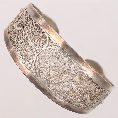Stelt armband med filigranarbete, bredd 12,3-26,3mm, öppen modell med ställbar storlek, ostämplat silver  Vikt: 28 g