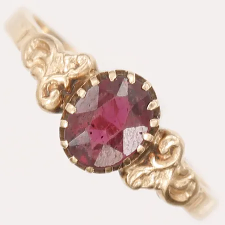 Ring med dekor samt röd sten, stl: 14½, bredd: 2-6mm,  smärre bruksslitage, 14K guld.  Vikt: 1,2 g