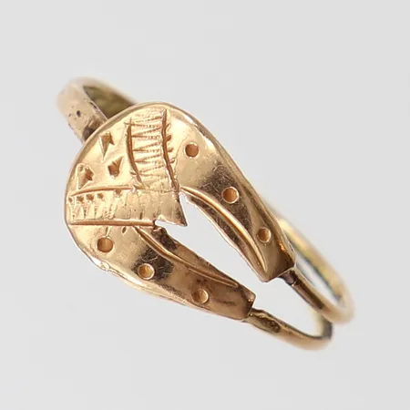 Ring med mönsterdekor, stl 16, ca bredd1,5-8mm. 14K  Vikt: 1,1 g